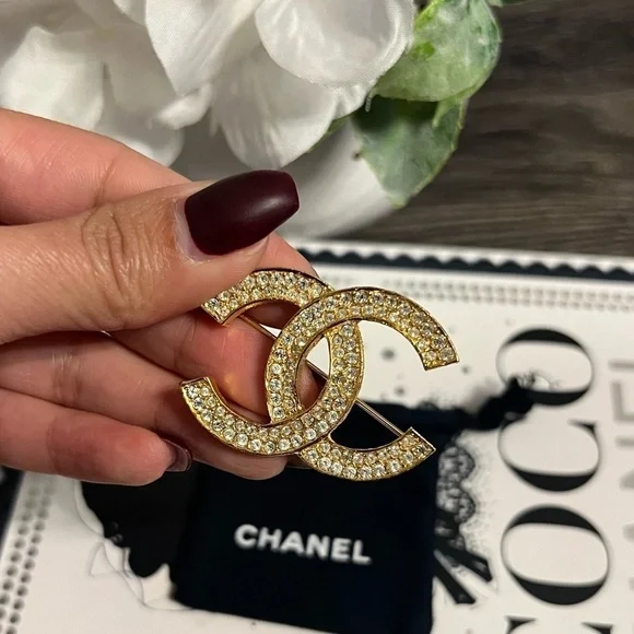 CHANEL Vintage Gold CC brooch with crystals